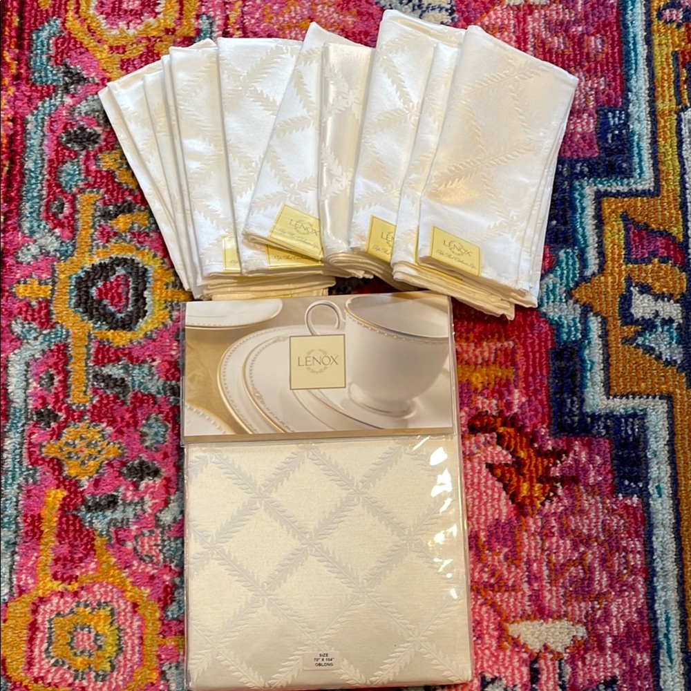 NWT Lenox Cream Tablecloth & Napkin Set
